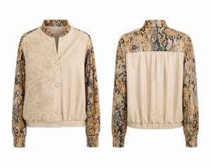 chaqueta de color beige com print serpiente