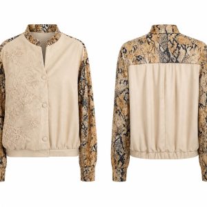 chaqueta de color beige com print serpiente
